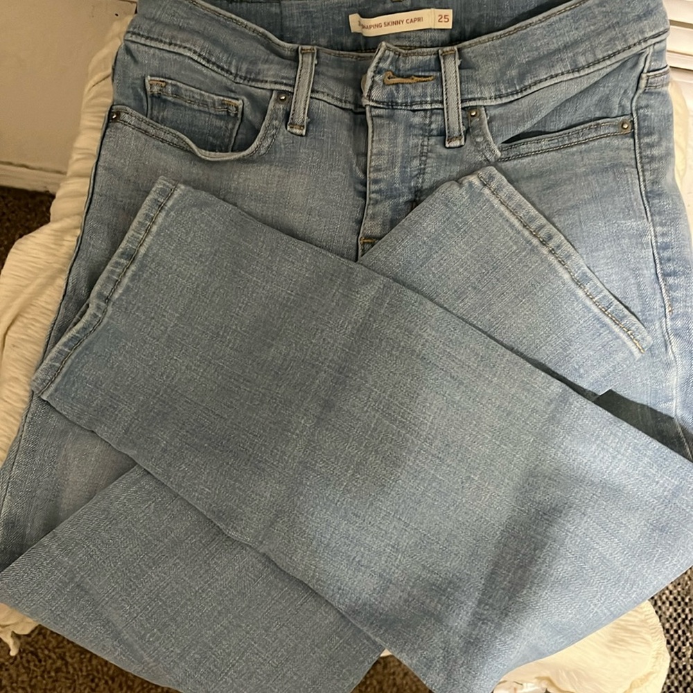 Levi size 25 311 shaping capris